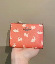 將圖片載入圖庫檢視器 Coach snap wallet