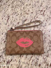 將圖片載入圖庫檢視器 Coach紅唇👄wristlet