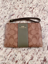 將圖片載入圖庫檢視器 Coach wristlet