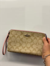 將圖片載入圖庫檢視器 Coach double zip wristlet