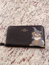 將圖片載入圖庫檢視器 Coach x Disney兔仔拉鍊銀包