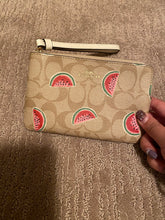 將圖片載入圖庫檢視器 Coach wristlet