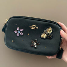 將圖片載入圖庫檢視器 Coach Disney 雙拉細相機袋 不包郵
