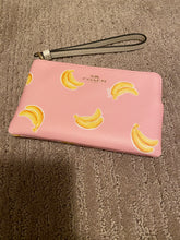 將圖片載入圖庫檢視器 Coach wristlet