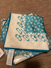 將圖片載入圖庫檢視器 Coach正方絲巾