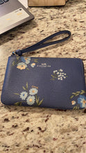 將圖片載入圖庫檢視器 Coach wristlet
