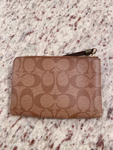 將圖片載入圖庫檢視器 Coach wristlet