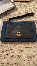 將圖片載入圖庫檢視器 Coach wristlet