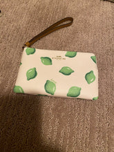 將圖片載入圖庫檢視器 Coach wristlet