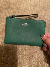 將圖片載入圖庫檢視器 Coach wristlet