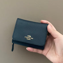 將圖片載入圖庫檢視器 Coach navy wallet 不包郵